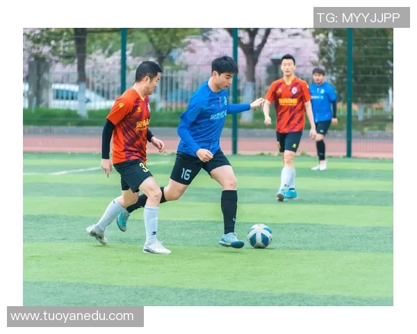 阳光男孩的足球梦想与奋斗历程揭秘，走近那些闪耀的明星背后的故事